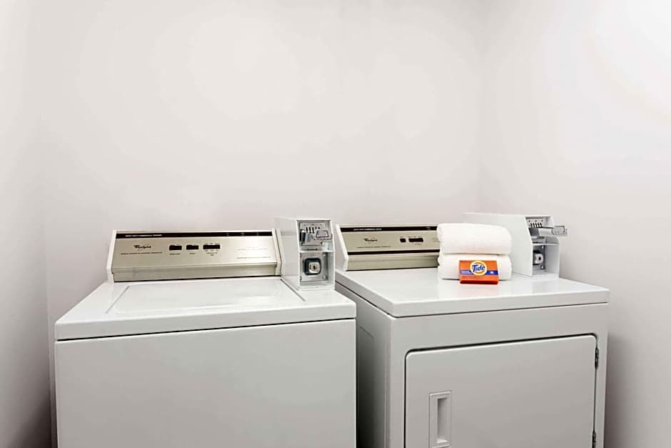 Super 8 by Wyndham Lake Country/Winfield Area