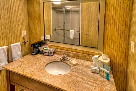 2 Queens Mobility Access W/Tub-Nonsmoking