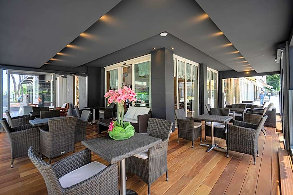 Hotel Mocambo Riccione CENTRALISSIMO AL MARE