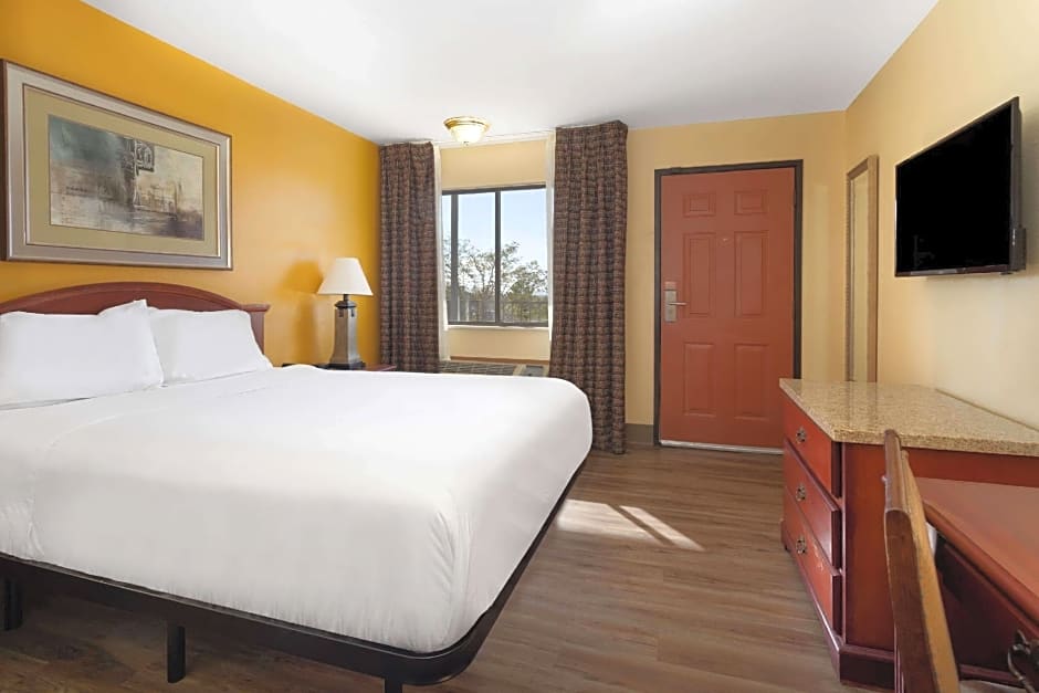 Travelodge by Wyndham Albuquerque East