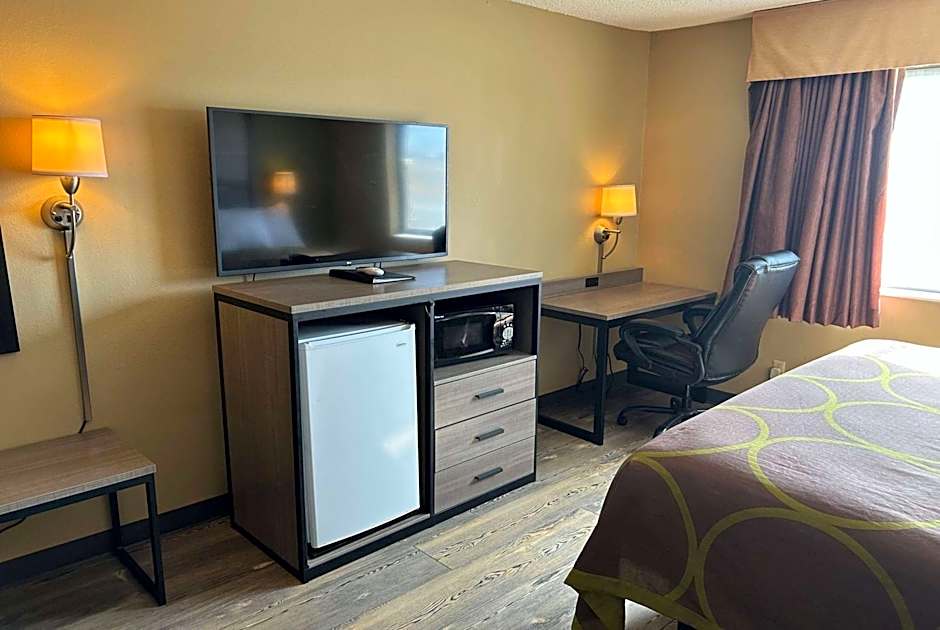 Super 8 by Wyndham Perry IA