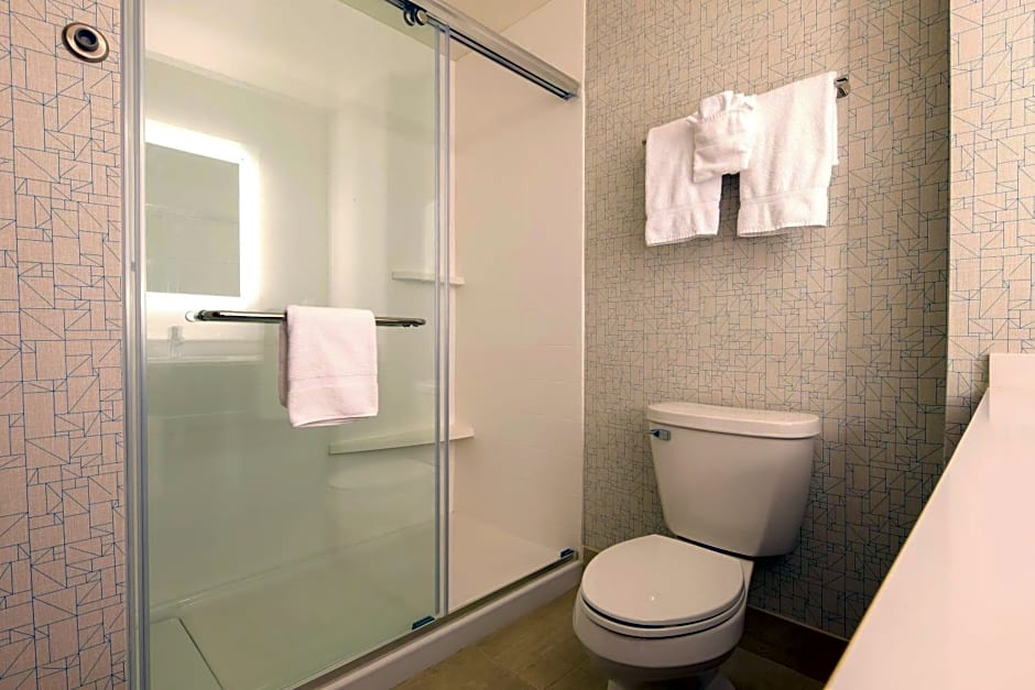 Holiday Inn Express & Suites Alpena - Downtown, an IHG Hotel