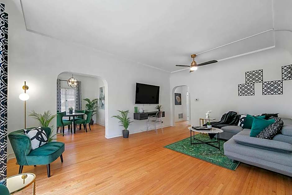 Cozy Retreat near Beverly Hills Parking, Laundry, Parking