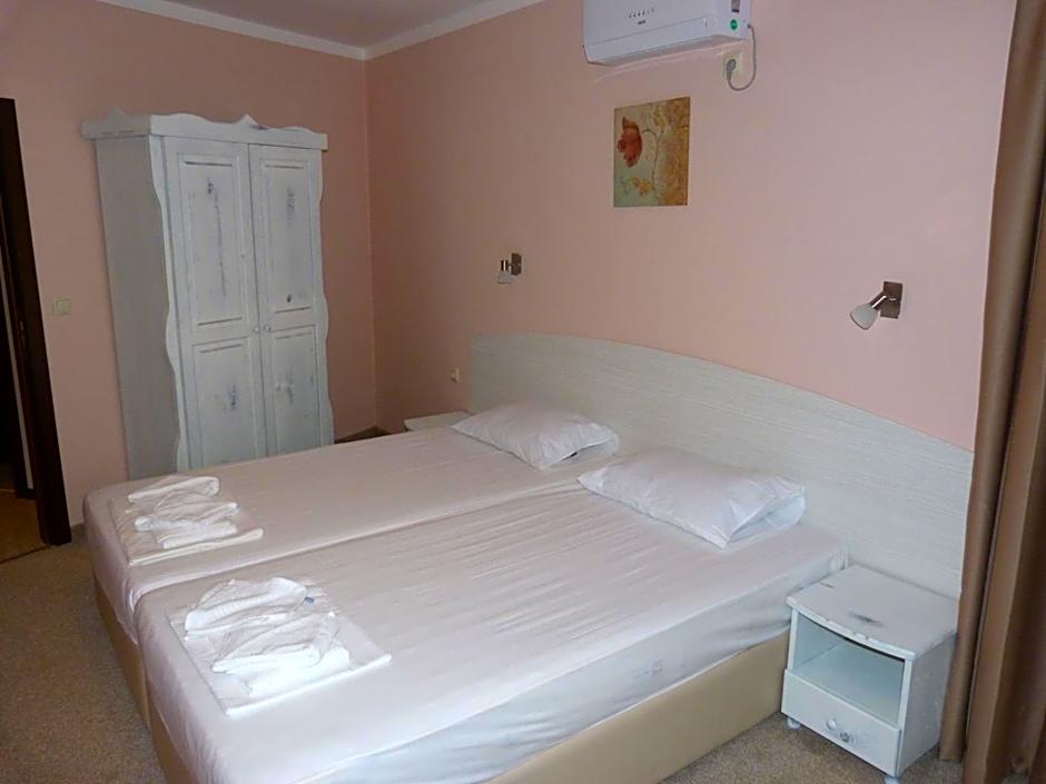 Toma's Residence - Front Beach