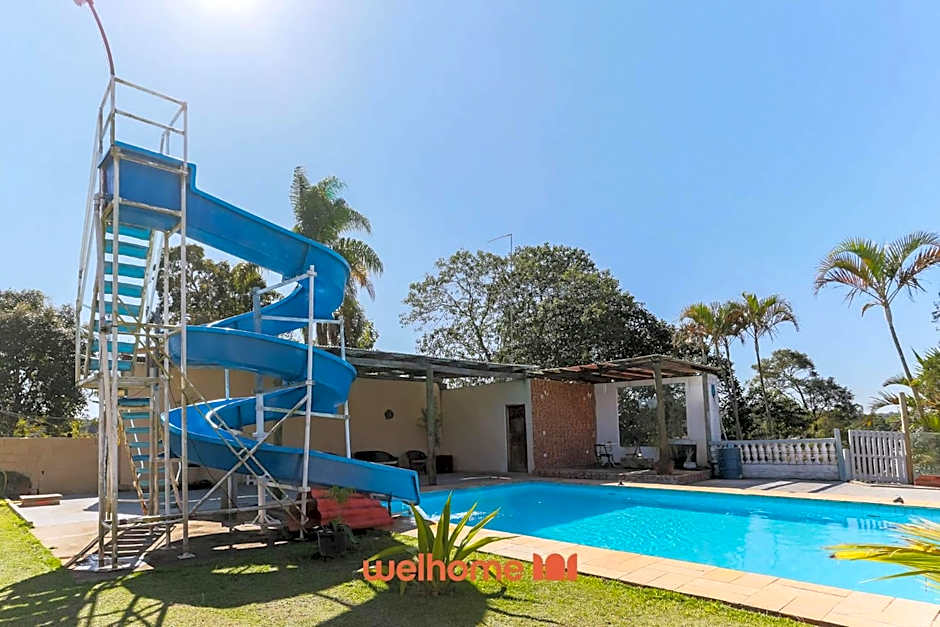 Casa em Cotia com piscina e área de lazer infantil