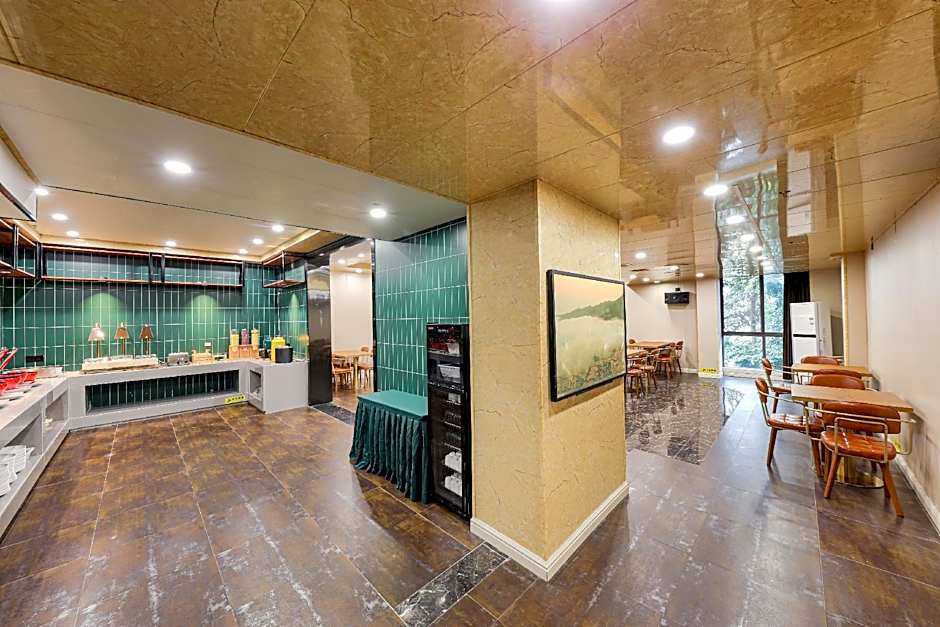 James Joyce Coffetel Xishuangbanna Poshui Square Manjinglan Ancient City