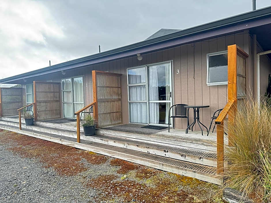 The Crossing Lodge & Backpackers