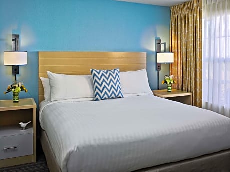One Bedroom Suite - ADA K Comm Shwr Fire