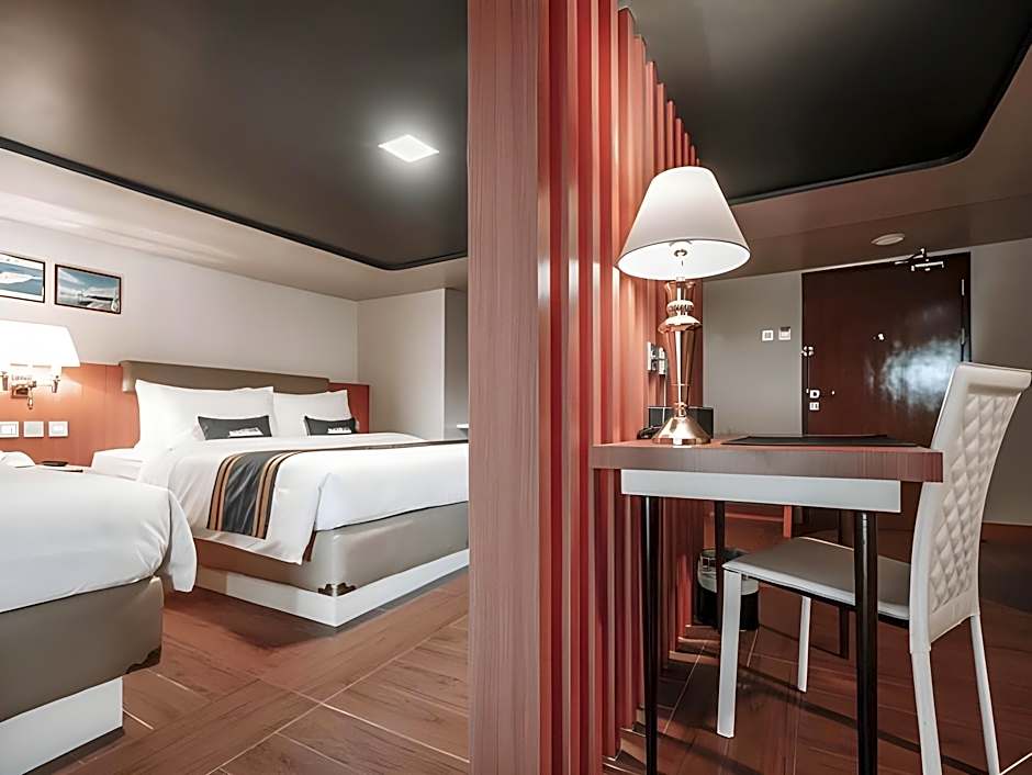 Doulos Phos The Ship Hotel