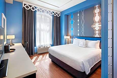 Guest room, 1 King, Corner room (Hearing Accessible)