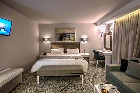 One-Bedroom Suite with Sea View (3 Adults + 1 Child)