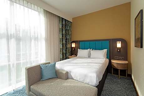 Junior Queen Suite with Sofa Bed - Accessible