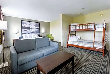 1 King Bed and 1 Bunk Bed, Studio Suite, Non-Smoking