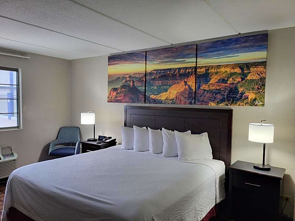 Days Inn & Suites by Wyndham Laredo