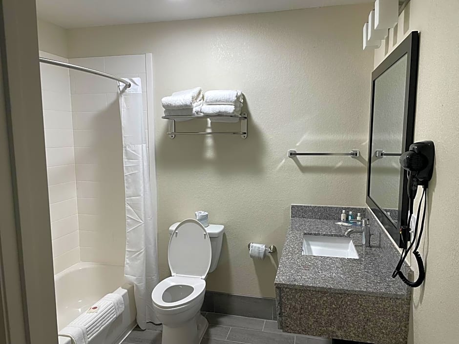 Quality Inn & Suites Spring Lake - Fayetteville Near Fort Liberty