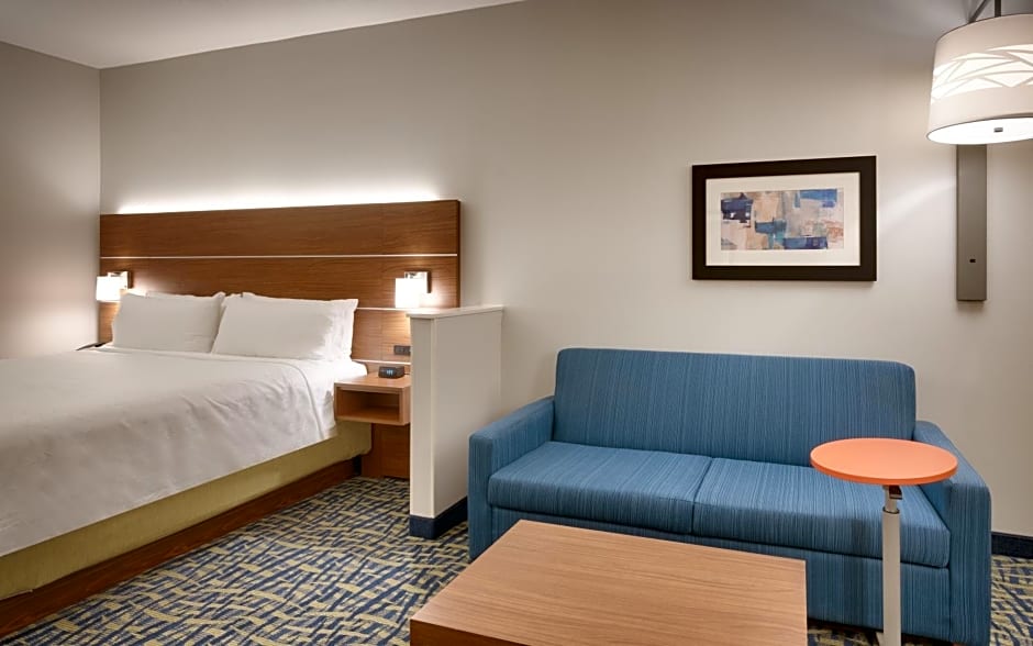 Holiday Inn Express & Suites Gainesville I-75