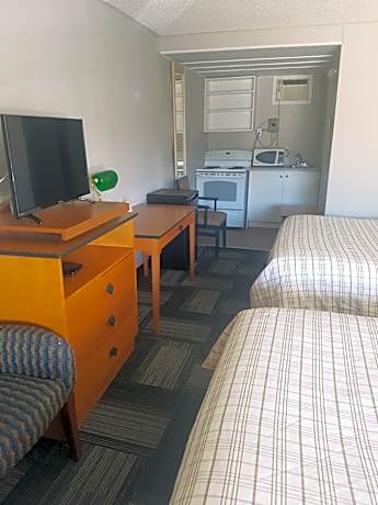 Queen Room with Two Queen Beds and Kitchenette