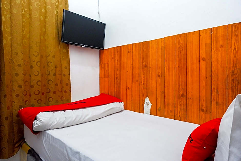 RedDoorz @ Golden Inn Tugu Yogyakarta