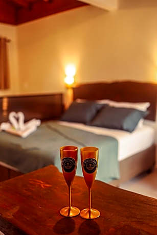 One-Bedroom Bungalow with Hot Tub