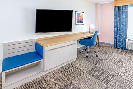 Queen Room with Two Queen Beds and Roll-In Shower - Mobility Access