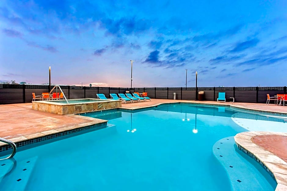 La Quinta Inn & Suites by Wyndham San Antonio Alamo City