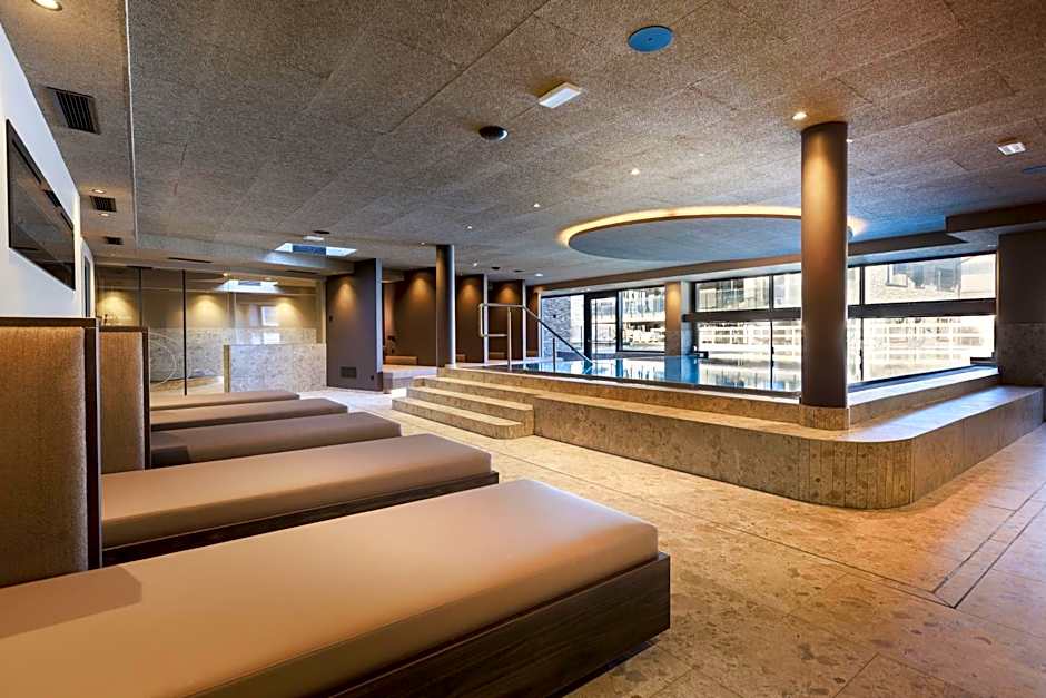 Aparthotel Familiaris - Family Apartments - Pools & Spa in Dolomites