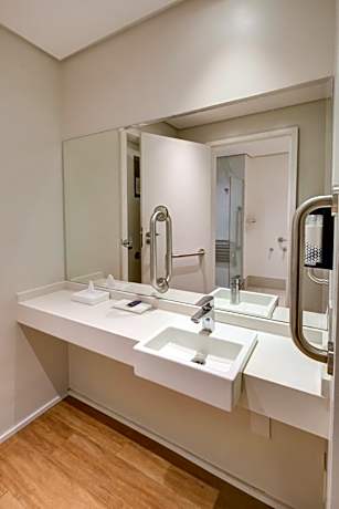 Twin Room with Roll-In Shower - Mobility Accessible