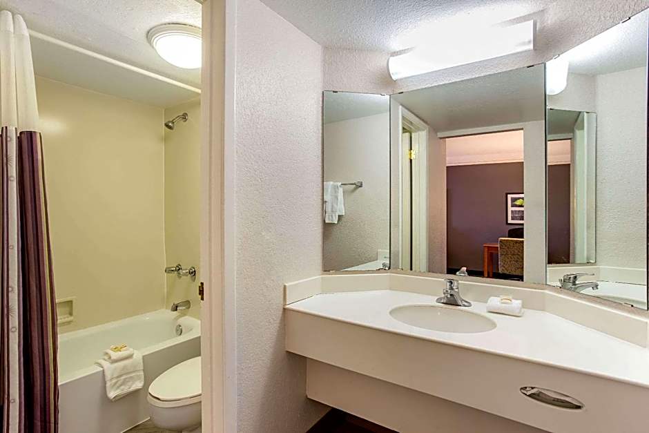 La Quinta Inn & Suites by Wyndham Champaign