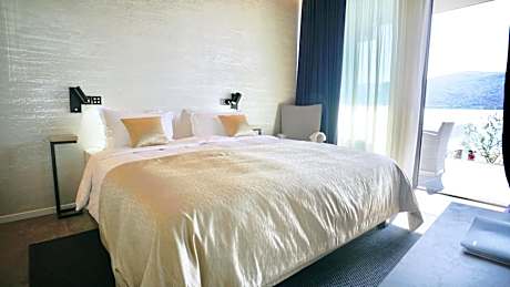 Deluxe Double Room with Balcony and Sea View