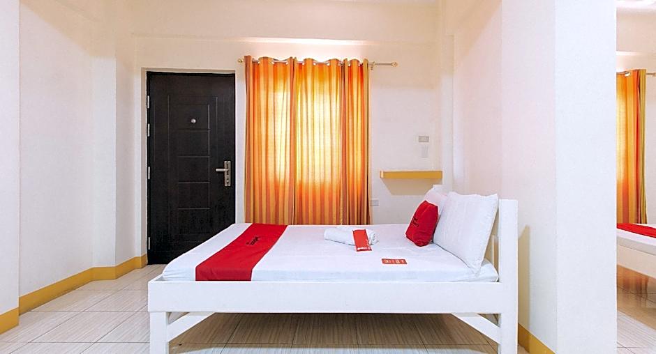 RedDoorz @ Golden Skye Hotel Guagua