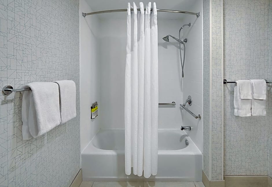 Holiday Inn Express & Suites Bradley Airport By IHG