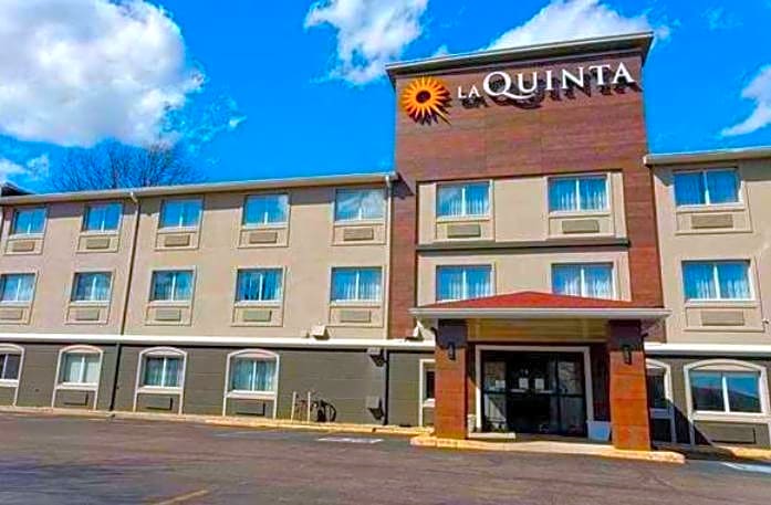 La Quinta Inn & Suites by Wyndham Indianapolis North At Pyramids