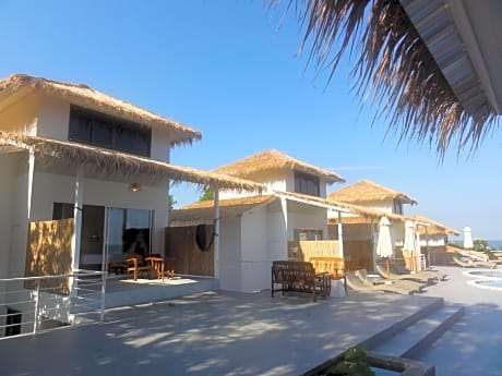 Bungalow with Pool View