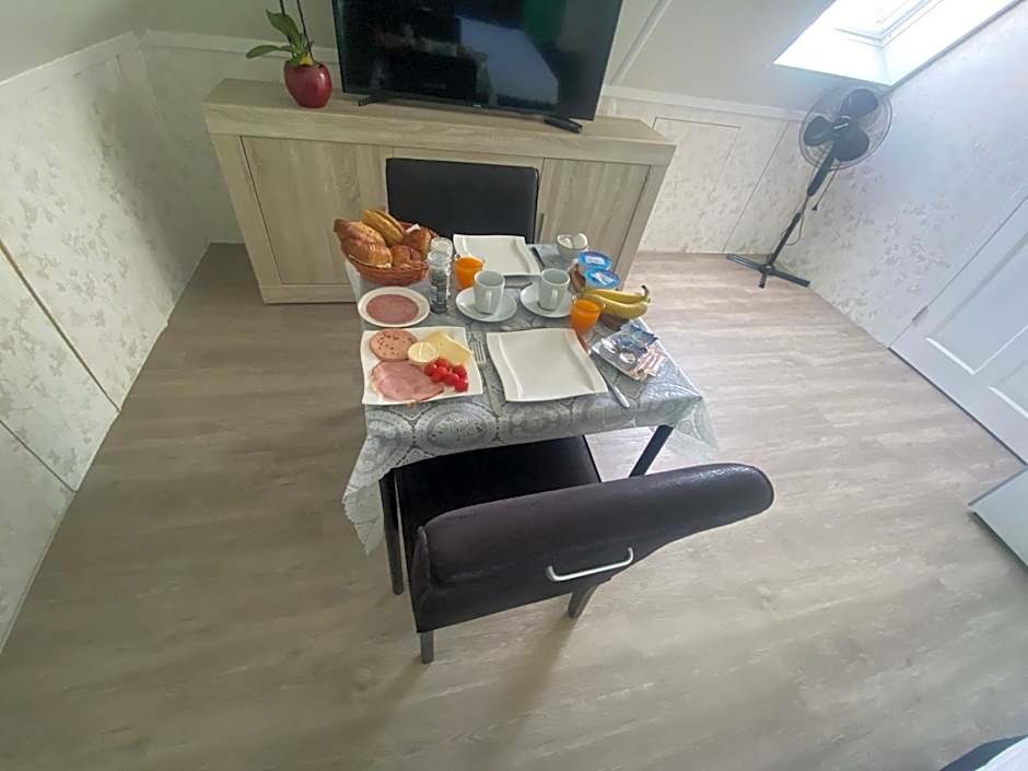 B&B nancy in holland met eigen badkamer , Jacuzzi niet inclusief , independent bathroom jacuzzi not included