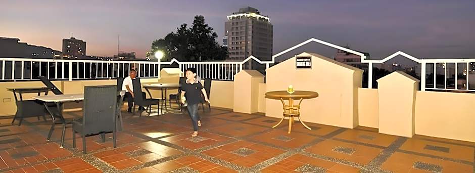 OYO 210 Apple Tree Suites