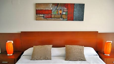 1 BEDROOM APARTMENT, OVERLOOKING THE STREET