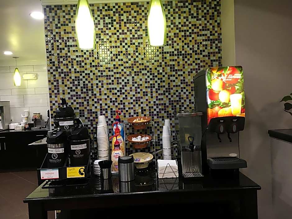 La Quinta Inn & Suites by Wyndham Louisville East
