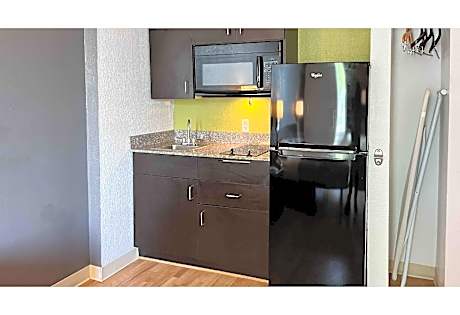 1 Queen Bed | Non-Smoking, Kitchen