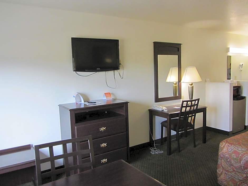 Howard Johnson by Wyndham Lubbock TX