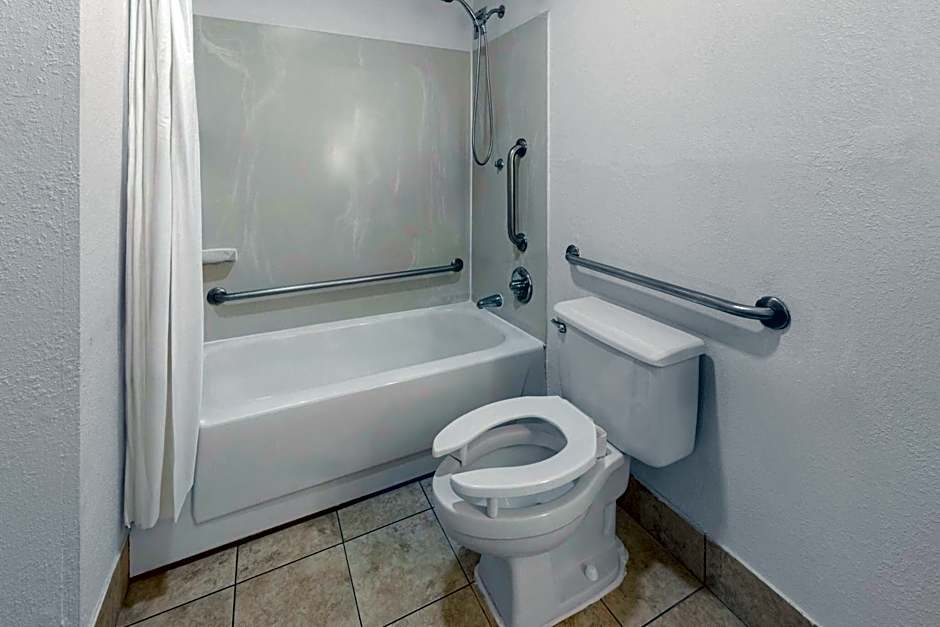 Howard Johnson by Wyndham Romulus Detroit Metro Airport