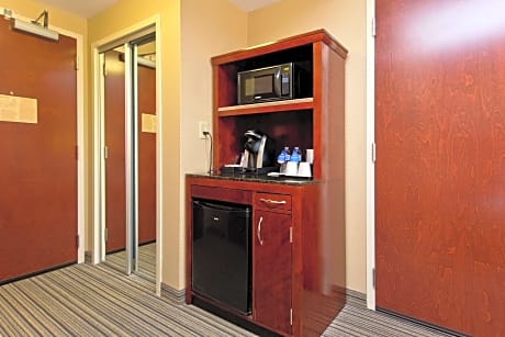 2 Queens Premium W/In-Room Drinks-Snacks