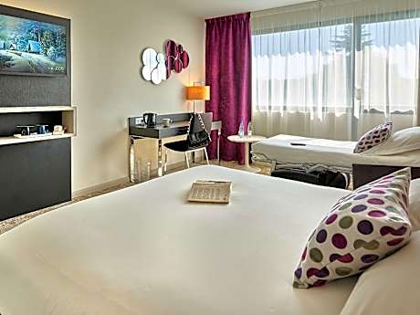 Family Room with One Queen Bed and Sofa Bed - Non-Smoking