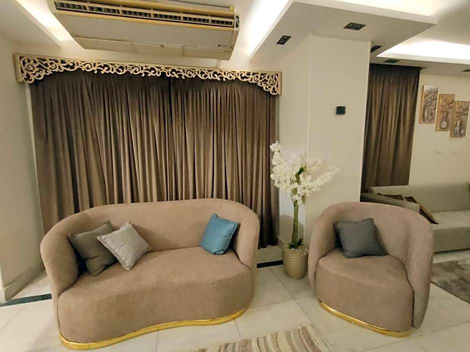 luxurious Downtown House near airport and Malls