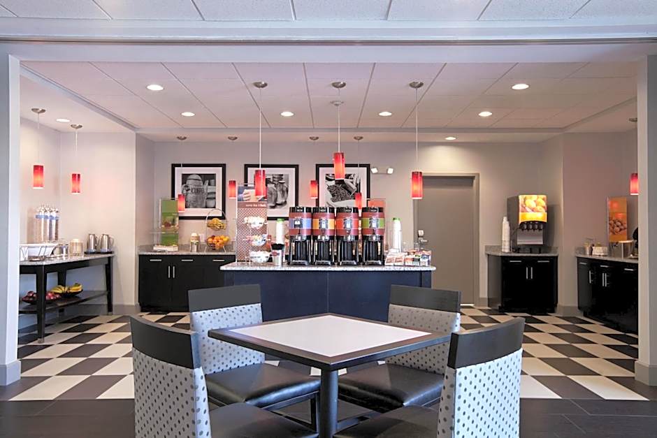 Hampton Inn & Suites Roanoke Airport