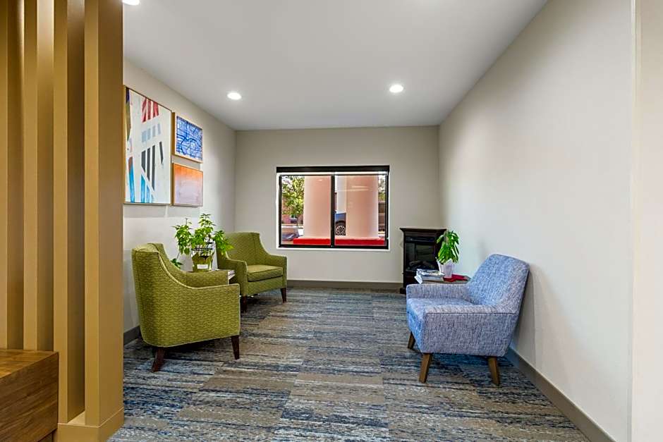 Holiday Inn Express & Suites Fairmont By IHG