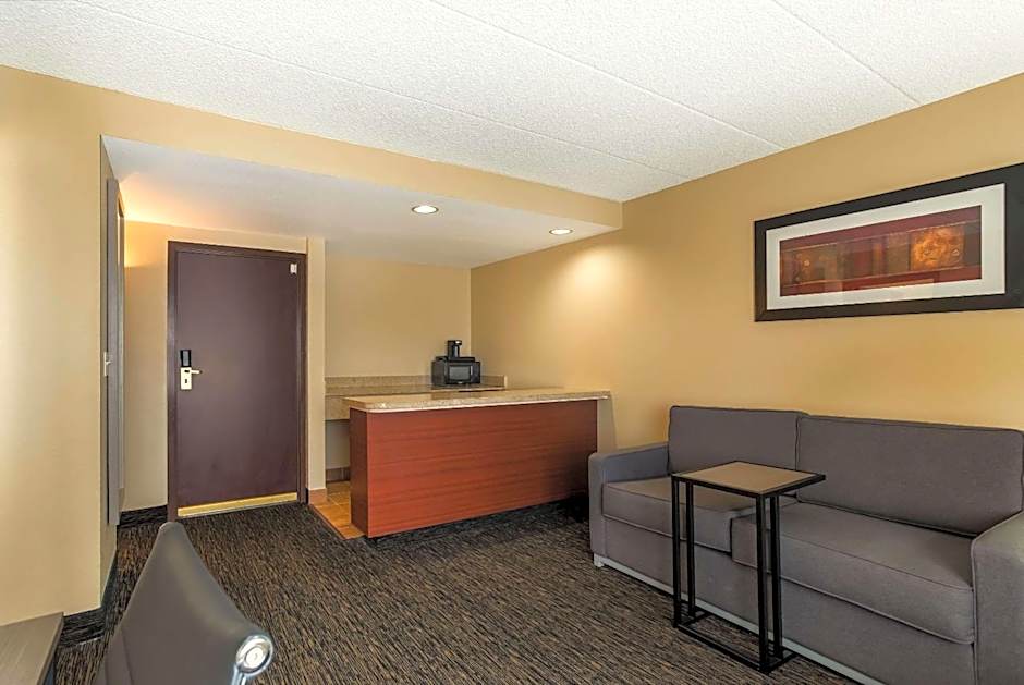 Quality Suites Milwaukee Airport