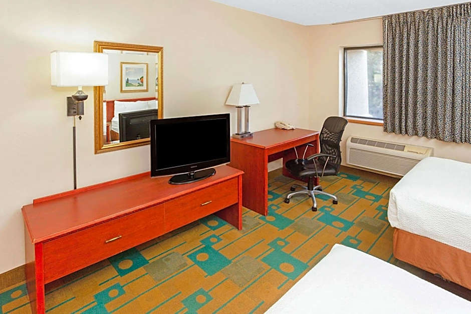 La Quinta Inn & Suites by Wyndham Milwaukee Airport / Oak Creek