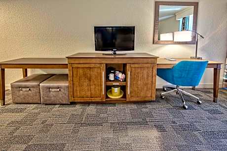 Queen Room with Two Queen Beds and Bath Tub - Mobility Accessible