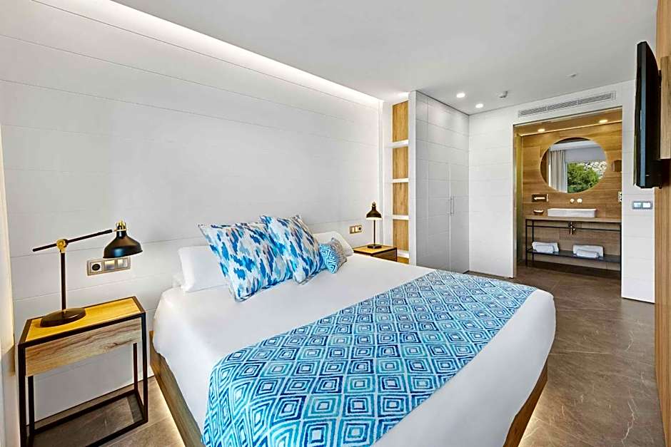 Bahia Camp de Mar Suites