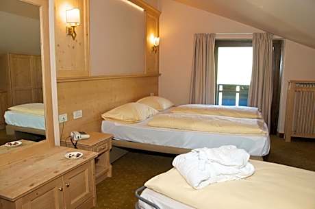 Comfort Family Room (2 Adults + 2 Children)